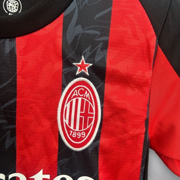 2526-ac-milan-home-kids-size-kit-footballprestigecom-2025-premium-quality-862381.jpg AC MILAN JUNIOR 2025/26