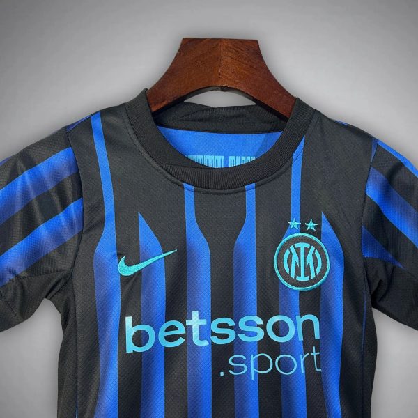 2526-inter-milan-home-kids-size-kit-footballprestigecom-2025-premium-quality-6642730.jpg INTER MILAN JUNIOR 2025/26