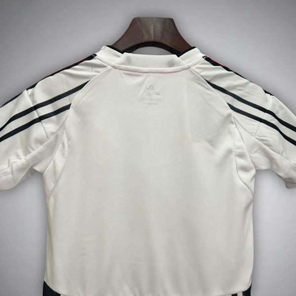2526-juventus-home-kids-size-kit-footballprestigecom-2025-premium-quality-183708.jpg JUVENTUS JUNIOR 2025/26