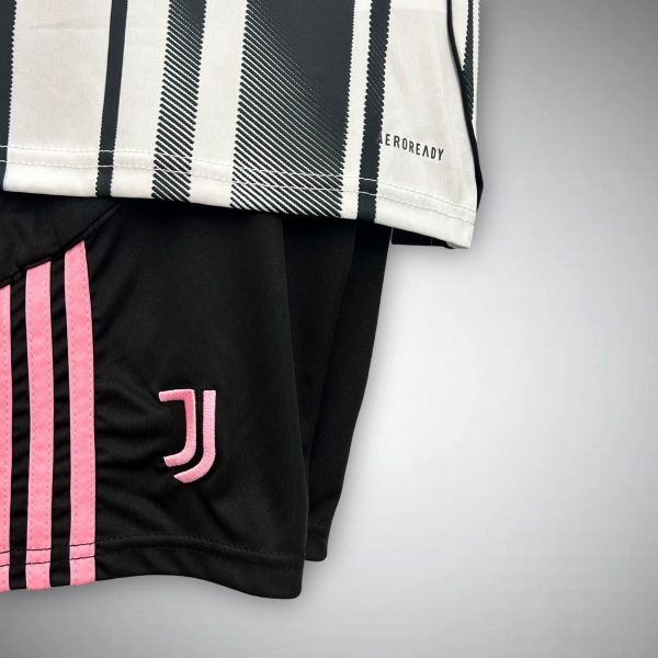 2526-juventus-home-kids-size-kit-footballprestigecom-2025-premium-quality-235515.jpg JUVENTUS JUNIOR 2025/26