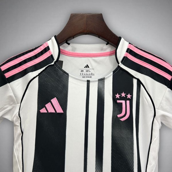 2526-juventus-home-kids-size-kit-footballprestigecom-2025-premium-quality-505890.jpg JUVENTUS JUNIOR 2025/26