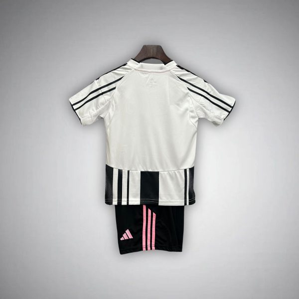 2526-juventus-home-kids-size-kit-footballprestigecom-2025-premium-quality-715790.jpg JUVENTUS JUNIOR 2025/26