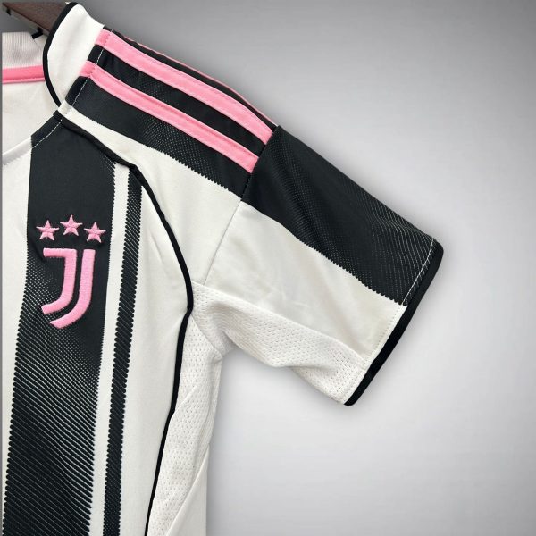 2526-juventus-home-kids-size-kit-footballprestigecom-2025-premium-quality-945613.jpg JUVENTUS JUNIOR 2025/26