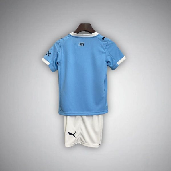 2526-manchester-city-home-kids-size-kit-footballprestigecom-2025-premium-quality-997198.jpg MANCHESTER CITY JUNIOR 2025/26