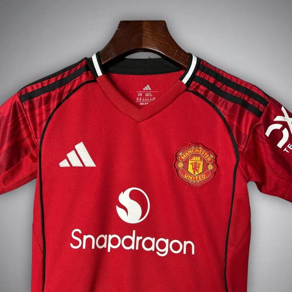 2526-manchester-united-home-kids-size-kit-footballprestigecom-2025-premium-quality-323024.jpg MANCHESTER UNITED JUNIOR 2025/26