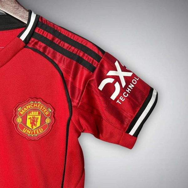 2526-manchester-united-home-kids-size-kit-footballprestigecom-2025-premium-quality-389955.jpg MANCHESTER UNITED JUNIOR 2025/26