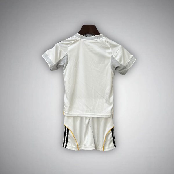 2526-real-madrid-home-kids-size-kit-footballprestigecom-2025-premium-quality-575427.jpg REAL MADRID JUNIOR 2025/26