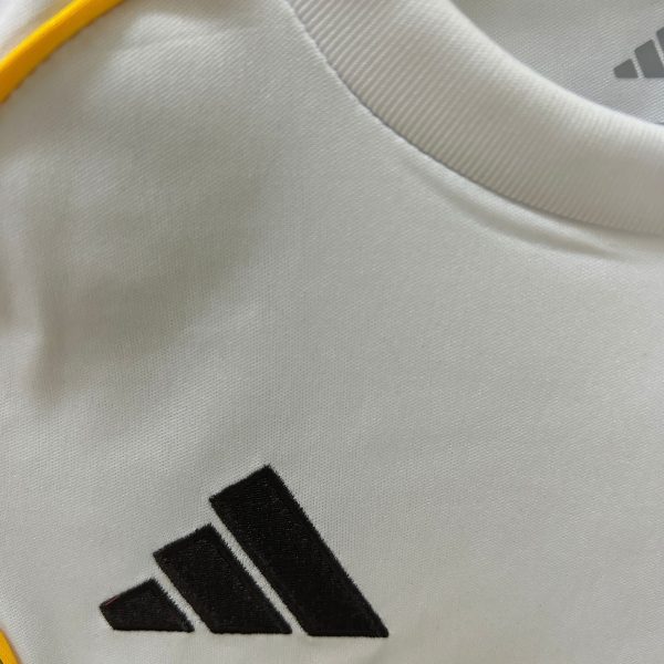 2526-real-madrid-home-kids-size-kit-footballprestigecom-2025-premium-quality-879627.jpg REAL MADRID JUNIOR 2025/26