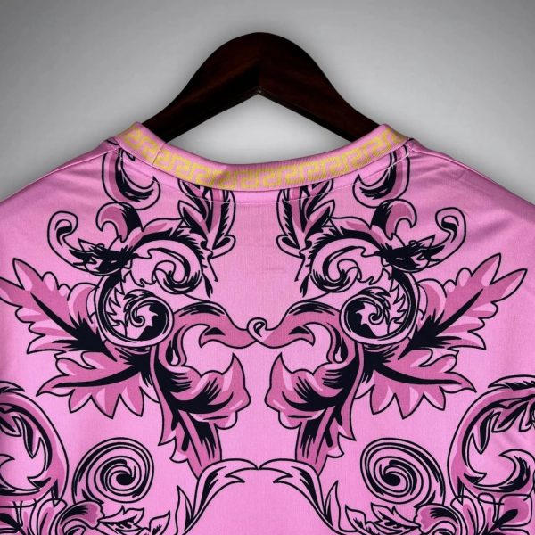 italy-versace-premium-pink-kit-footballprestigecom-2025-premium-quality-163061.jpg ITALY CONCEPT | SUMMER EDITION