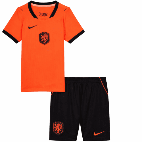 Oranjevoetbalshirtenzwarteshorts_3a52936b-beb1-494b-a4e4-746cdc9c678d.png NEDERLAND 2026/27 WK JUNIOR