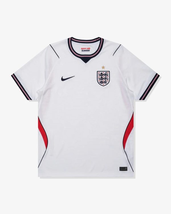 apparel_tops_nike_england-2026-stadium-home-jersey_IB5290-100.color_white-speed-red.view_1_1296x_7f87e2dc-e800-48f4-824a-8899740a849b.jpg ENGELAND 2026/27 WK